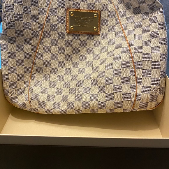 Louis Vuitton - Picture 3 of 5